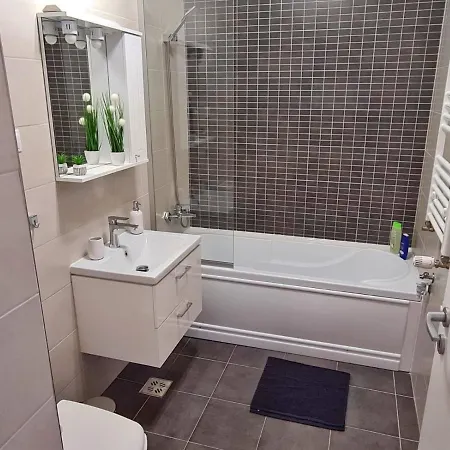 Skyblue Central Apartment - 2 Bedrooms & Free Parking Oradea Exterior photo