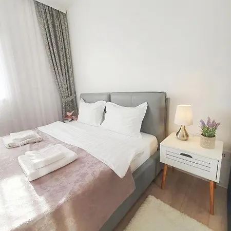 Skyblue Central Apartment - 2 Bedrooms & Free Parking Oradea Exterior photo