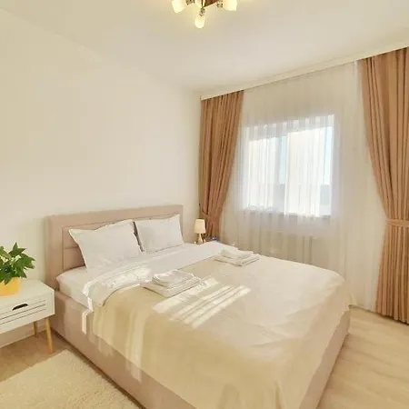 Skyblue Central Apartment - 2 Bedrooms & Free Parking Oradea Exterior photo