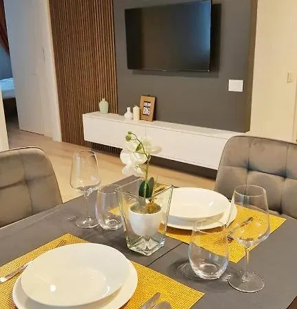 Skyblue Central Apartment - 2 Bedrooms & Free Parking Oradea Room photo