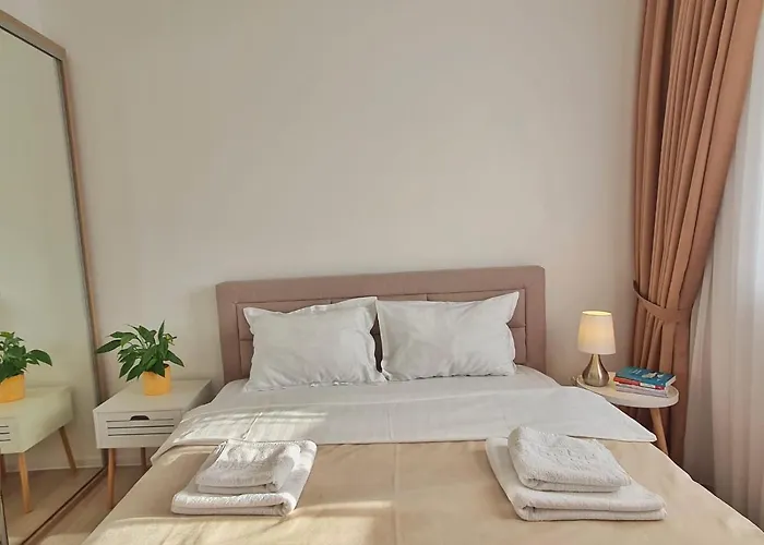 Skyblue Central Apartment - 2 Bedrooms & Free Parking