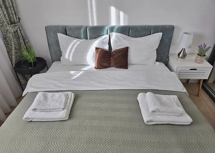 Skyblue Central Apartment - 2 Bedrooms & Free Parking